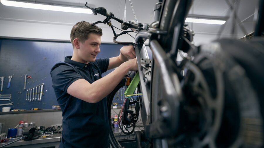 een foto van jurre die aan het werk is in de werkplaats