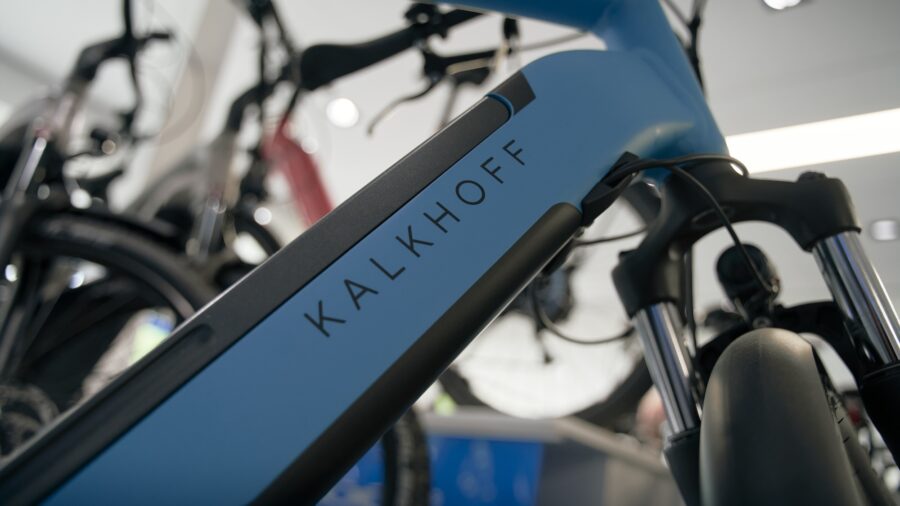 Zijkant van een blauw Kalkhoff fiets met logo van kalkhoff, met de juiste accu keuze